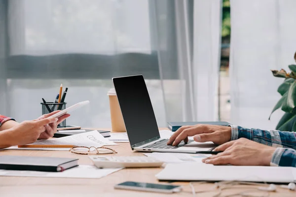 Gedeeltelijke Weergave Van Ondernemers Met Digitale Apparaten Werken Werkplek Met — Stockfoto