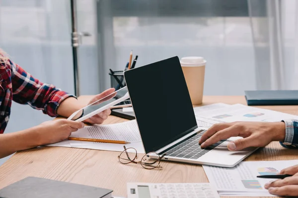 Visión Parcial Los Empresarios Con Dispositivos Digitales Que Trabajan Lugar — Foto de Stock