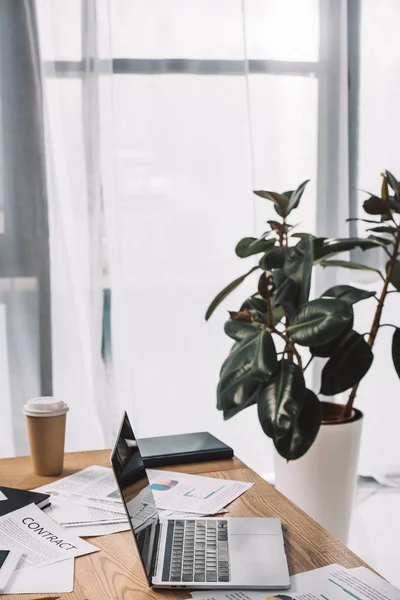 Vista Cerca Del Lugar Trabajo Con Ordenador Portátil Papeles Café — Foto de Stock