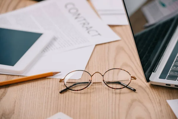 Vista Cerca Las Gafas Tabletas Computadoras Portátiles Documentos Lugar Trabajo — Foto de stock gratis