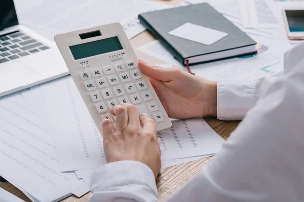 Tiro Cortado Empresária Fazendo Cálculos Sobre Calculadora Local Trabalho Com — Fotografia de Stock