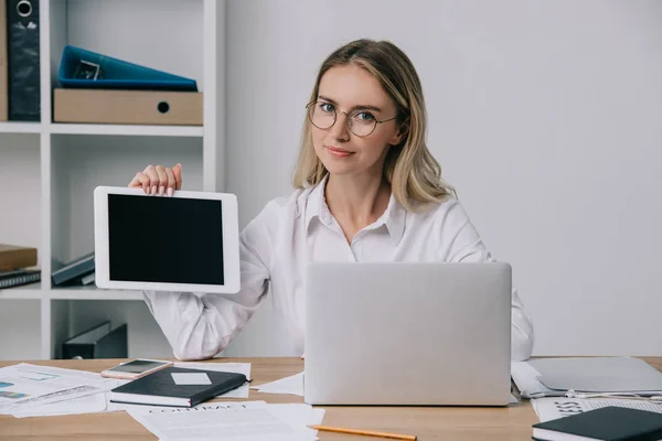 Portret Interesu Okularach Wyświetlono Tablet Pusty Ekran Miejscu Pracy Dokumentami — Zdjęcie stockowe