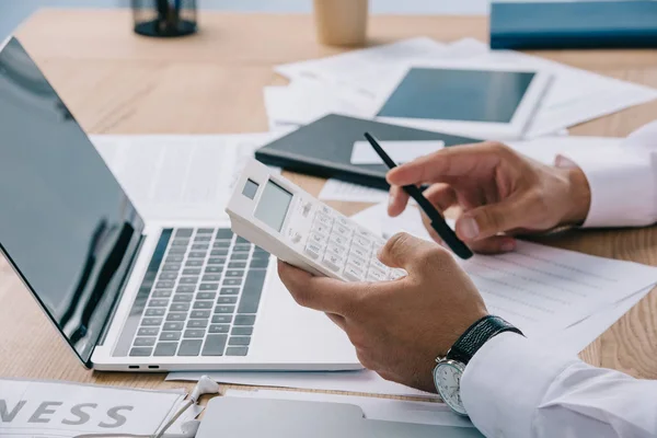 Schnappschuss Eines Geschäftsmannes Der Arbeitsplatz Mit Papieren Berechnungen Anstellt — Stockfoto