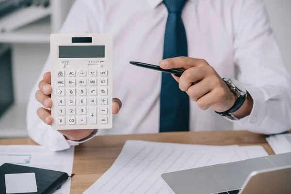 Gedeeltelijke Weergave Van Zakenman Wijzend Rekenmachine Hand Werkplek Boekhoudkundige Concept — Stockfoto