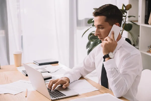 Vista Lateral Del Hombre Negocios Teniendo Conversación Teléfono Inteligente Oficina — Foto de Stock