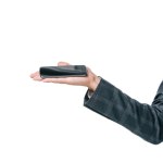 Tiro cortado de empresário segurando smartphone na palma isolada no branco