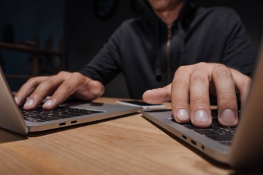 Masa üstü smartphone, siber güvenlik kavramı ile dizüstü bilgisayarlar kullanarak hacker kısmi görünümü
