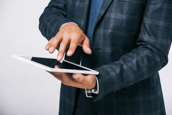 Teilansicht Des Angeklagten Geschäftsmannes Mit Tablette Isoliert Auf Weiß — Stockfoto