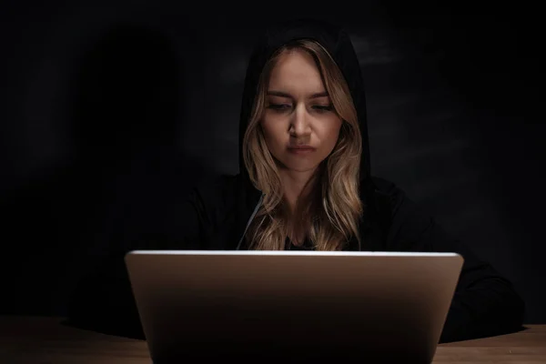 Retrato Hacker Femenino Sudadera Con Capucha Negra Usando Ordenador Portátil —  Fotos de Stock