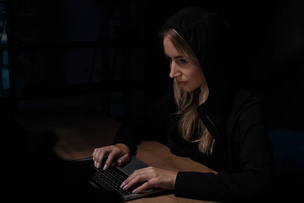 Widok Boku Kobiety Czarnym Kapturem Pomocą Laptopa Koncepcja Bezpieczeństwa Cybernetycznego — Zdjęcie stockowe