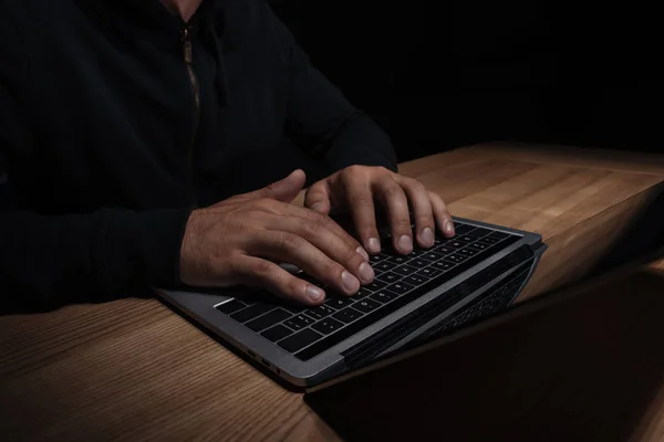 Levágott Lövés Hacker Használ Laptop Cuber Biztonsági Koncepció — Stock Fotó