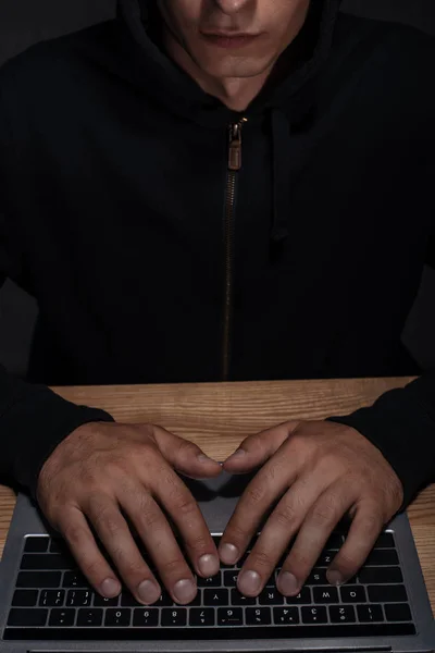 Vista Parcial Hacker Sudadera Con Capucha Negra Usando Ordenador Portátil — Foto de stock gratis