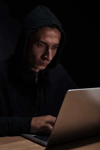 Hacker Zwarte Hoodie Met Behulp Van Laptop Cuber Veiligheidsconcept — Gratis stockfoto