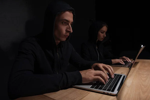 Hackers Sudaderas Con Capucha Negra Usando Computadoras Portátiles Mesa Madera — Foto de stock gratis