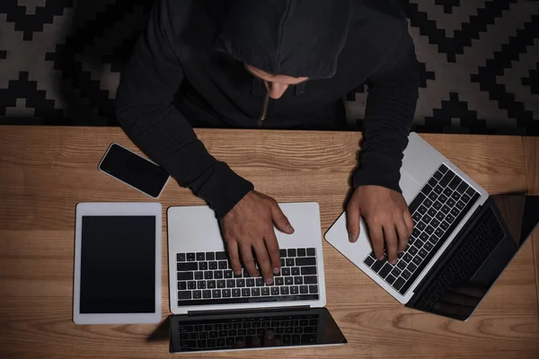 Pohled Hackerů Černou Mikinu Pomocí Notebooků Stolu Tablet Smartphone Cyber — Stock fotografie zdarma
