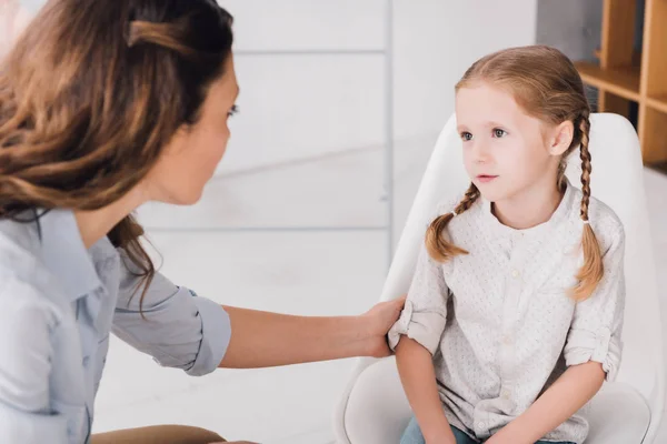 Close Shot Adult Psychologist Talking Little Patient Office — Stock Photo, Image