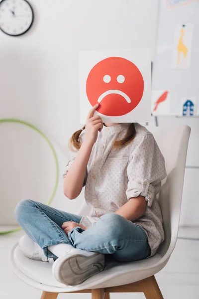 Niño Pequeño Sentado Silla Cubriendo Cara Con Símbolo Cara Triste — Foto de Stock