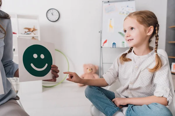 Adorable Niñito Señalando Sonriente Cara Papel Mano Psicólogo — Foto de Stock