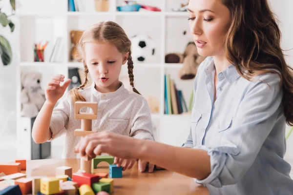 Mère Jouant Blocs Bois Avec Petite Fille — Photo