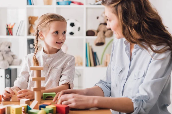 Madre Jugando Bloques Madera Con Adorable Hijita — Foto de Stock