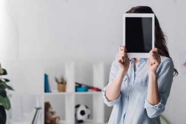 yakın çekim yüz tablet ile kapsayan gömlekli kadın portresi