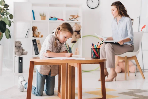 Little Child Drawing While Psychologist Clipboard Sitting Blurred Background — Stock Photo, Image