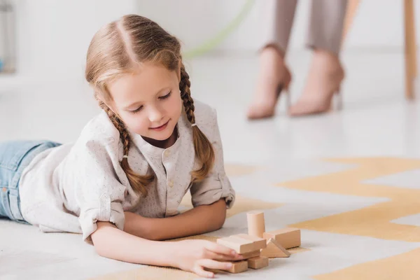 Lilla Barnet Leker Med Träklossar Golvet Med Suddiga Psykolog Sitter — Stockfoto