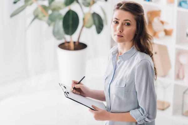 Hoge Hoekmening Van Volwassen Psycholoog Schrijven Klembord — Stockfoto