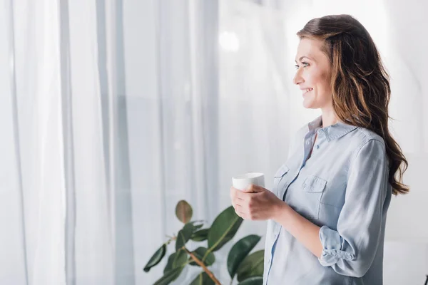 Glücklich Erwachsene Frau Hält Tasse Heißen Kaffee Und Schaut Weg — Stockfoto