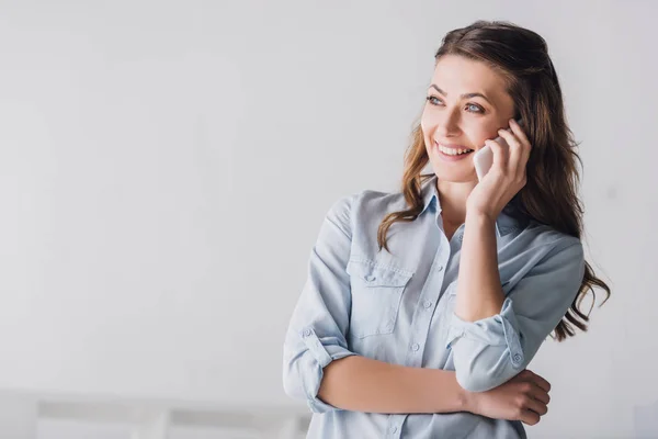 Närbild Porträtt Leende Vuxen Kvinna Prata Telefon Och Tittar Bort — Stockfoto