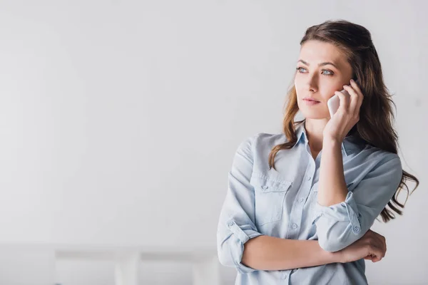 Mujer Adulta Seria Hablando Por Teléfono Mirando Hacia Otro Lado — Foto de Stock