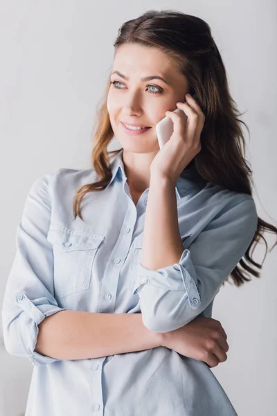 Close Retrato Mulher Adulta Sorridente Falando Por Telefone Olhando Para — Fotografia de Stock