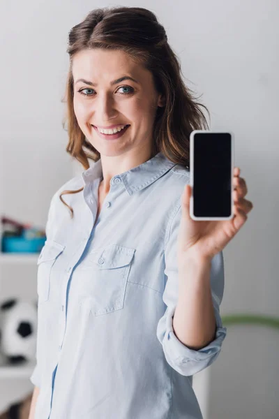 Glückliche Erwachsene Frau Hemd Zeigt Smartphone Mit Leerem Bildschirm Vor — Stockfoto
