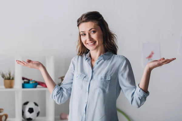 Sonriente Mujer Adulta Encogiéndose Hombros Mirando Cámara —  Fotos de Stock