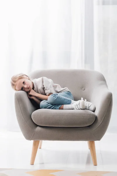 Подавленный Маленький Ребенок Лежит Кресле Одиночестве — стоковое фото
