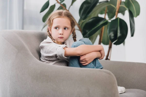 Einsames Kleines Kind Sitzt Sessel Und Schaut Weg — Stockfoto