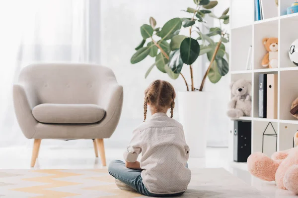 Vista Trasera Del Niño Pequeño Sentado Piso Habitación Vacía —  Fotos de Stock