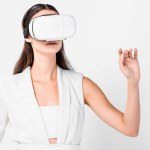 Primer plano de la mujer adulta haciendo gestos en auriculares de realidad virtual aislados en blanco