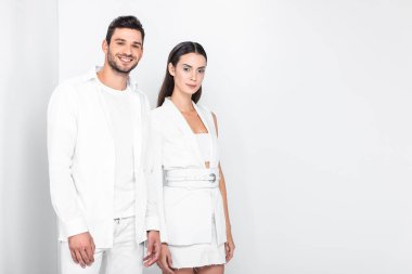 Yetişkin şık gülümseyen çift toplam beyaz