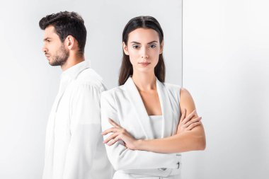Toplam beyaz ayakta kolları olan yetişkin şık kadın adamın yanına geçti 