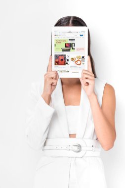 karanlık yüzü ile üzerine beyaz izole ebay app dijital tablet holding ile toplam beyaz kadın