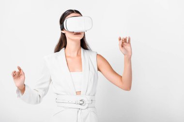 Yetişkin kadının üzerinde beyaz izole sanal gerçeklik kulaklık el hareketi kapat