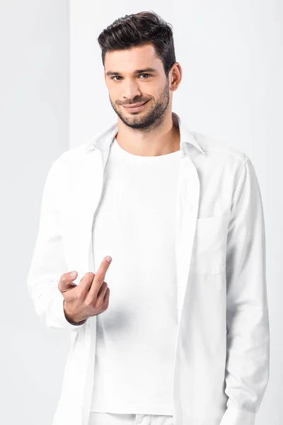 Adulto Guapo Hombre Mostrando Medio Dedo Blanco Fondo — Foto de stock gratis