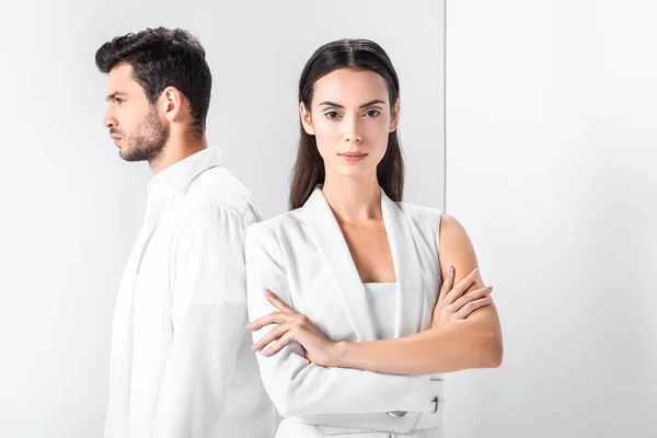 Mulher Elegante Adulto Total Branco Com Braços Cruzados Perto Homem — Fotografia de Stock