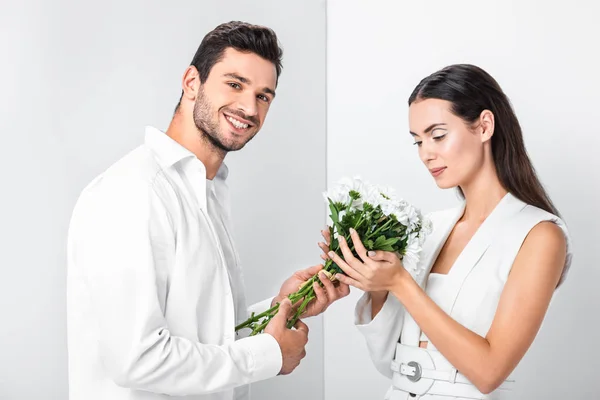 Close Mulher Adulta Suavemente Segurando Buquê Enquanto Homem Feliz Sorrindo — Fotografia de Stock Grátis