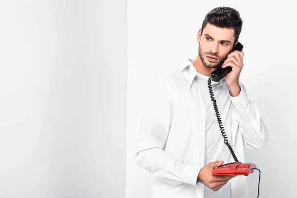 Zbliżenie Przystojny Mężczyzna Rozmawia Retro Czerwony Telefon — Zdjęcie stockowe