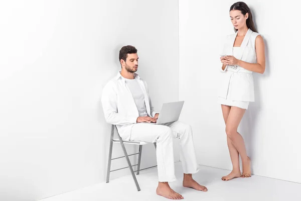 Uomo Adulto Totale Bianco Utilizzando Computer Portatile Mentre Donna Elegante — Foto stock gratuita