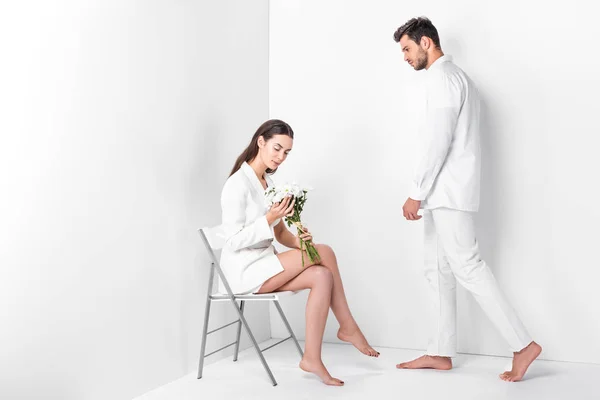 Adult Woman Sitting Chair Bouquet While Man Posing Total White — Stock Photo, Image