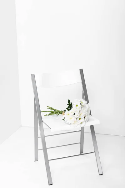 Bouquet White Flowers Chair Copy Space — Free Stock Photo