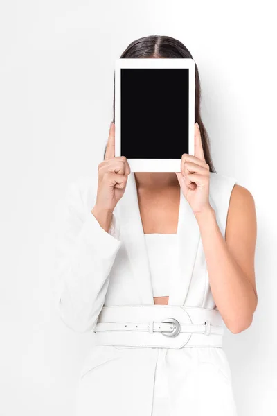 Žena Celkové Bílá Obskurní Tváří Drží Digitální Tabletu Prázdnou Obrazovkou — Stock fotografie